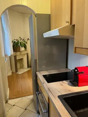Cuisine ou kitchenette dans l'établissement Appartement charmant à Paris 20 eme