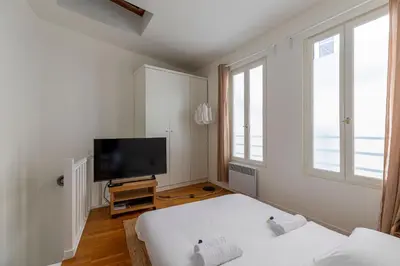 Télévision ou salle de divertissement dans l'établissement Le Paris Secret - 2 Prs - Louvre - Paris