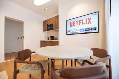 Télévision ou salle de divertissement dans l'établissement CIA - Nation - Lovely Parisian Escape