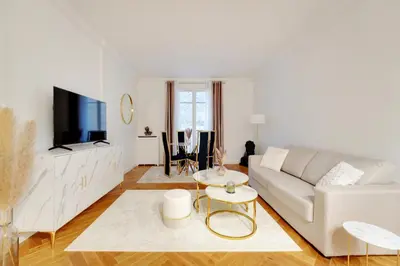 Télévision ou salle de divertissement dans l'établissement Prestigieux 2 Pièces Champs-Élysées George V