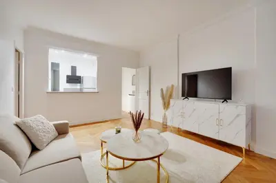 Télévision ou salle de divertissement dans l'établissement Prestigieux 2 Pièces Champs-Élysées George V