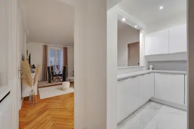 Cuisine ou kitchenette dans l'établissement Prestigieux 2 Pièces Champs-Élysées George V