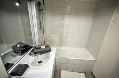 Salle de bains dans l'établissement Nice 36 m2 - Parc des Buttes Chaumont!