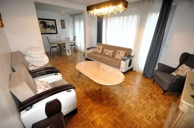 Coin salon dans l'établissement Spacious, Bright Apartment with Private Parking