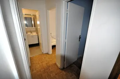 Salle de bains dans l'établissement Spacious, Bright Apartment with Private Parking