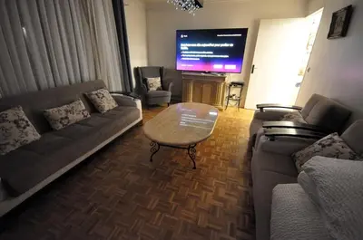 Coin salon dans l'établissement Spacious, Bright Apartment with Private Parking