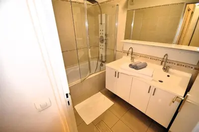 Salle de bains dans l'établissement Spacious, Bright Apartment with Private Parking