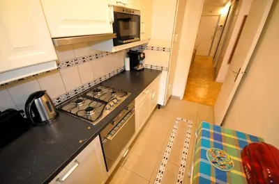 Cuisine ou kitchenette dans l'établissement Spacious, Bright Apartment with Private Parking