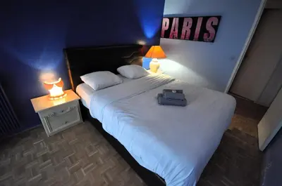 Un ou plusieurs lits dans un hébergement de l'établissement Spacious, Bright Apartment with Private Parking