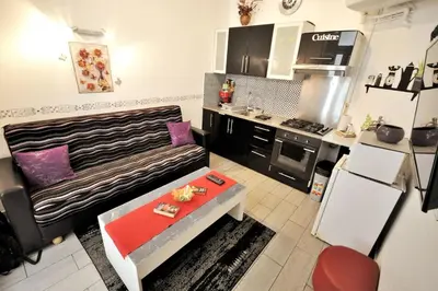 Cuisine ou kitchenette dans l'établissement Warm and comfortable studio in Montmartre
