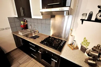 Cuisine ou kitchenette dans l'établissement Warm and comfortable studio in Montmartre