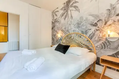 Un ou plusieurs lits dans un hébergement de l'établissement Pink Design 2BDR Flat in the Heart of Bastille