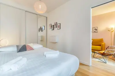 Un ou plusieurs lits dans un hébergement de l'établissement Pink Design 2BDR Flat in the Heart of Bastille