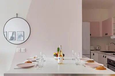Cuisine ou kitchenette dans l'établissement Pink Design 2BDR Flat in the Heart of Bastille