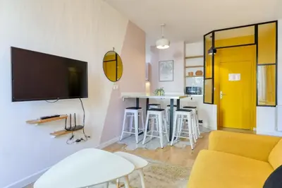 Télévision ou salle de divertissement dans l'établissement Pink Design 2BDR Flat in the Heart of Bastille