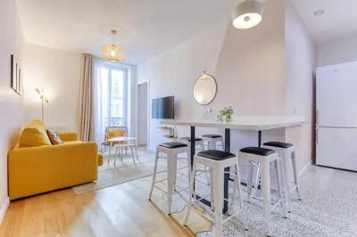 Coin salon dans l'établissement Pink Design 2BDR Flat in the Heart of Bastille