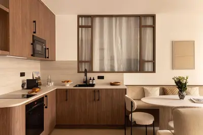 Cuisine ou kitchenette dans l'établissement Elegant apartment - AC- 2BR-6P- Madeleine