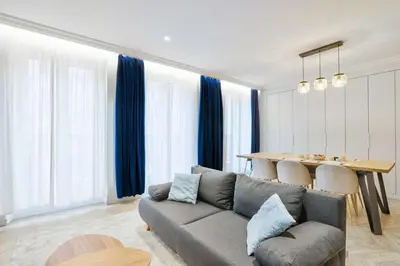 Coin salon dans l'établissement Stylish and New 2BR Flat in the Heart of Paris
