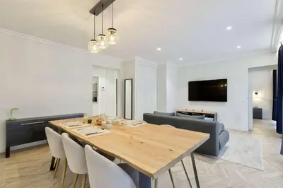 Télévision ou salle de divertissement dans l'établissement Stylish and New 2BR Flat in the Heart of Paris