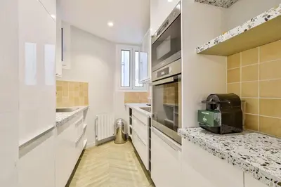Cuisine ou kitchenette dans l'établissement Stylish and New 2BR Flat in the Heart of Paris