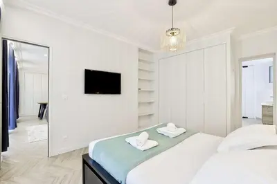Un ou plusieurs lits dans un hébergement de l'établissement Stylish and New 2BR Flat in the Heart of Paris