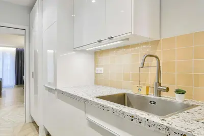 Cuisine ou kitchenette dans l'établissement Stylish and New 2BR Flat in the Heart of Paris