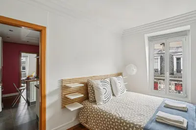Un ou plusieurs lits dans un hébergement de l'établissement Arc de Triomphe - Lauriston 1bdr by B'Your Home