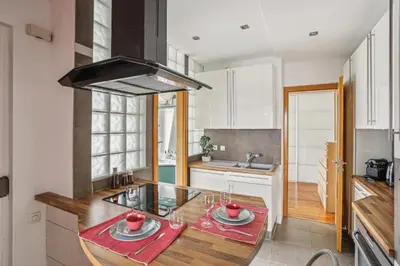 Cuisine ou kitchenette dans l'établissement Arc de Triomphe - Lauriston 1bdr by B'Your Home