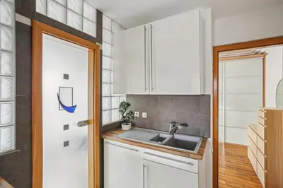 Cuisine ou kitchenette dans l'établissement Arc de Triomphe - Lauriston 1bdr by B'Your Home