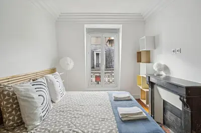 Un ou plusieurs lits dans un hébergement de l'établissement Arc de Triomphe - Lauriston 1bdr by B'Your Home
