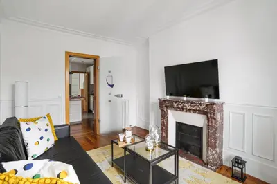 Télévision ou salle de divertissement dans l'établissement Arc de Triomphe - Lauriston 1bdr by B'Your Home