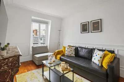 Coin salon dans l'établissement Arc de Triomphe - Lauriston 1bdr by B'Your Home