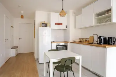 Cuisine ou kitchenette dans l'établissement 2 room apartment near PARIS and Metro line 4