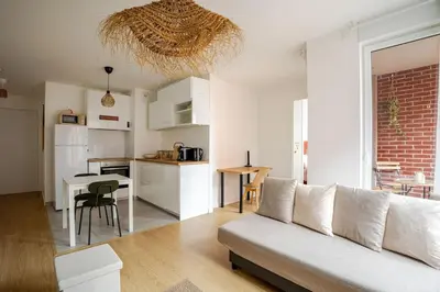 Cuisine ou kitchenette dans l'établissement 2 room apartment near PARIS and Metro line 4