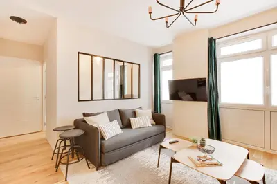 Coin salon dans l'établissement Explore Local Bakeries from a Boho Artist Loft