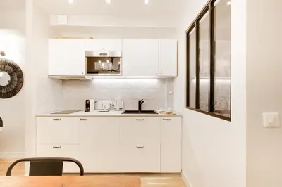 Cuisine ou kitchenette dans l'établissement Explore Local Bakeries from a Boho Artist Loft