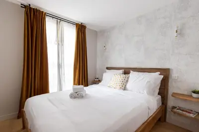 Un ou plusieurs lits dans un hébergement de l'établissement Relax in a Contemporary Designer Apartment