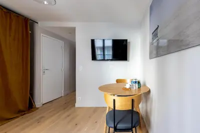Télévision ou salle de divertissement dans l'établissement Relax in a Contemporary Designer Apartment