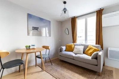 Coin salon dans l'établissement Relax in a Contemporary Designer Apartment