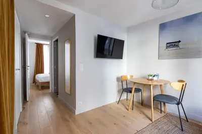 Télévision ou salle de divertissement dans l'établissement Relax in a Contemporary Designer Apartment