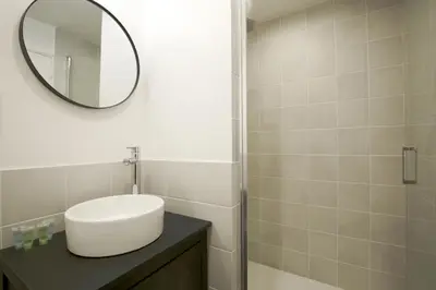 Salle de bains dans l'établissement Relish Best Paris Baguette in Light-Filled Duplex