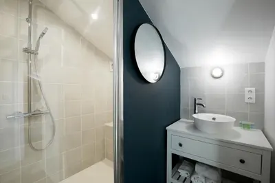 Salle de bains dans l'établissement Relish Best Paris Baguette in Light-Filled Duplex