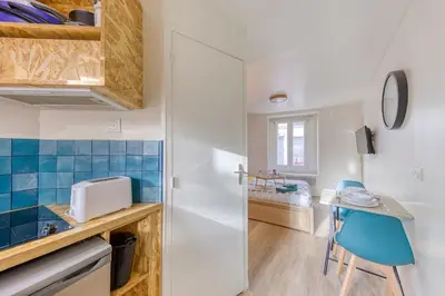 Cuisine ou kitchenette dans l'établissement Le Nid Azur Cosy Studio Proche De Paris