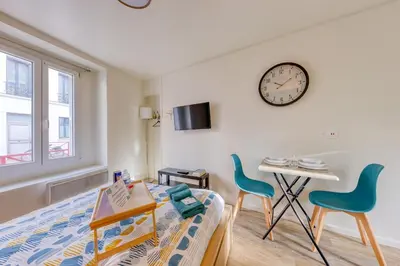 Télévision ou salle de divertissement dans l'établissement Le Nid Azur Cosy Studio Proche De Paris