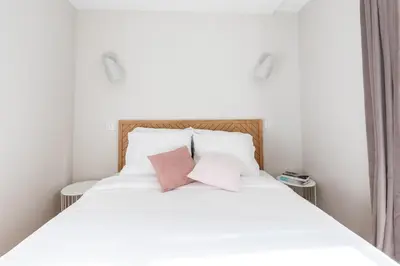 Un ou plusieurs lits dans un hébergement de l'établissement Take It Easy in This Stylish Architect Flat
