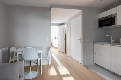 Cuisine ou kitchenette dans l'établissement Take It Easy in This Stylish Architect Flat