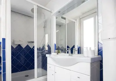 Salle de bains dans l'établissement CIA - Bastille, rue de la Roquette