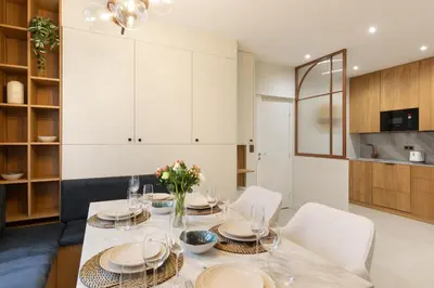 Cuisine ou kitchenette dans l'établissement Luxury Apartment Saint Honore I