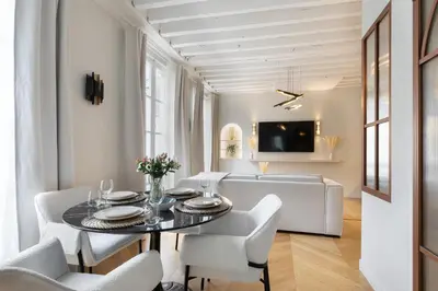 Télévision ou salle de divertissement dans l'établissement Luxury Apartment Saint Honore II