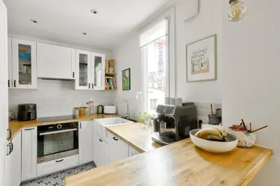 Cuisine ou kitchenette dans l'établissement Appartement cosy en plein 11eme arrondissement